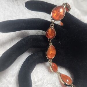 Jones New York Gold Tone Faux Amber Teardrop Link Bracelet JNY Logo Charm 7.5in